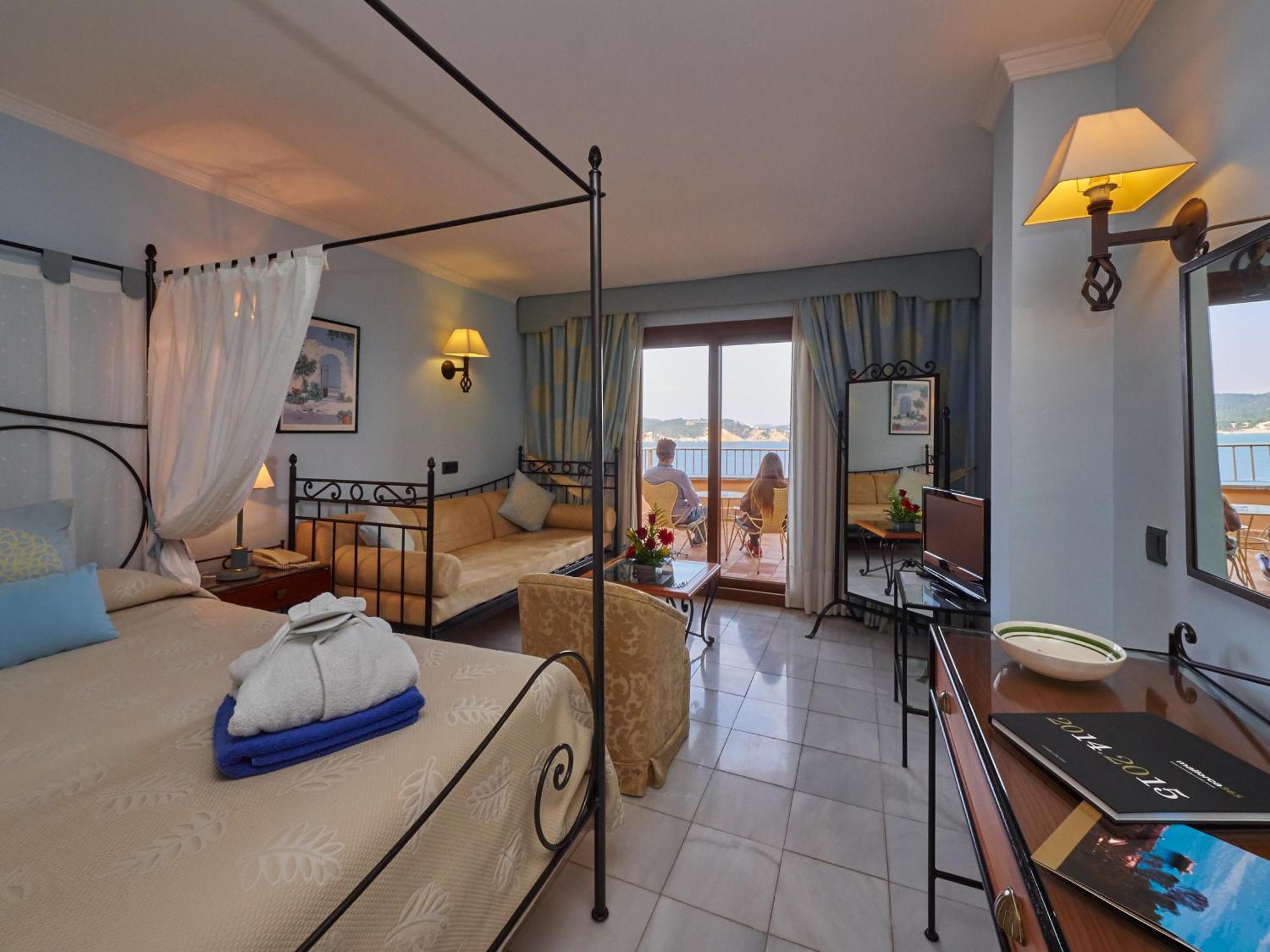 Hotel Petit Cala Fornells Peguera Esterno foto